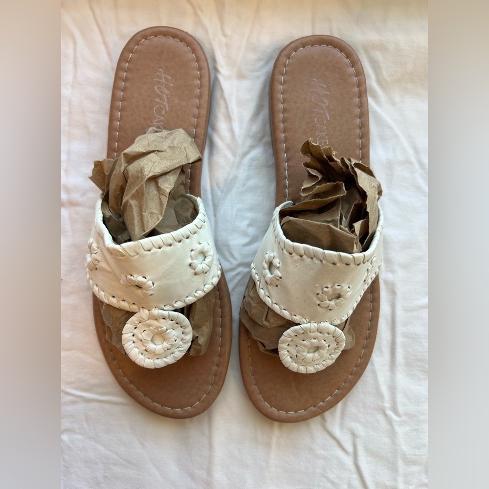 🏷️ Hot Cakes Sandals in White Size 8